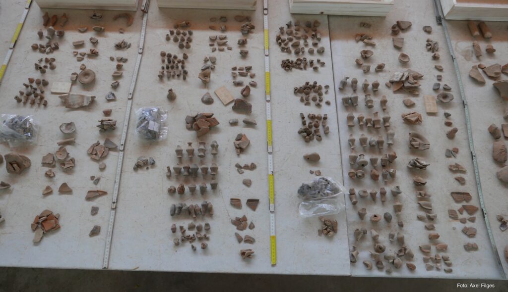 Zahlreiche, kleine zerbrochene Fläschen, sog. Tränenfläschen, aus Priene, die vor der Kulthöhle gefunden wurden